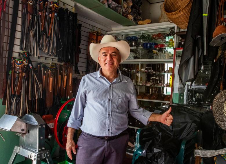 En 1992, Cristóbal formalizó su miscelánea y comenzó a surtir a los habitantes de Peque. Hoy atiende con la misma disciplina que lo ha sostenido por años. FOTO JULIO CÉSAR HERRERA