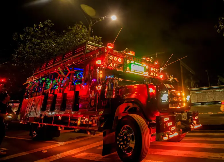 Se destinaron puntos específicos de parqueo, cargue y descargue de pasajeros de las chivas rumberas en el Valle de Aburrá. FOTO EL COLOMBIANO. 