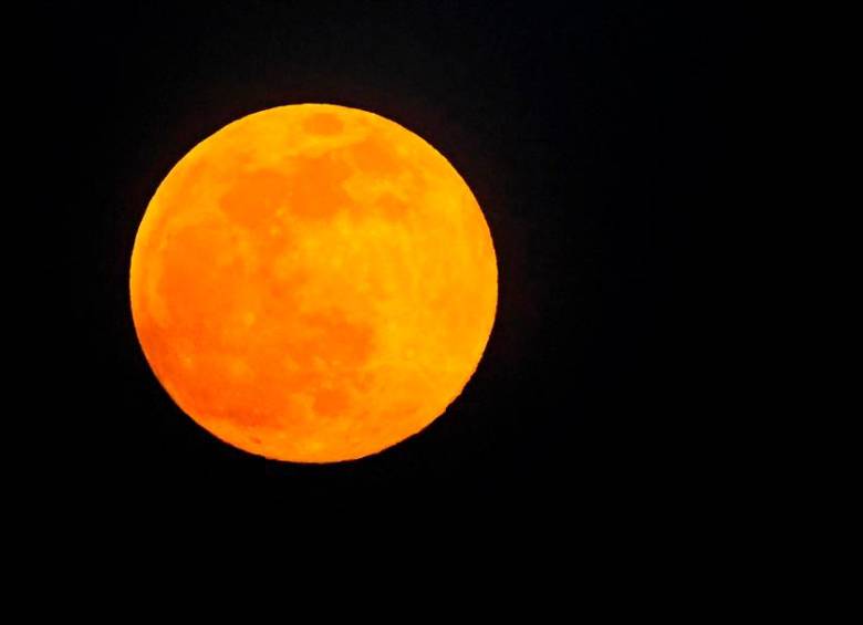 Este fenómeno se produce cuando la distancia entre la tierra y la luna es mínima, se conoce con el nombre de perigeo. La superluna puede ser hasta 12% más grande y 15 por ciento más brillante que una luna llena normal. Foto EFE