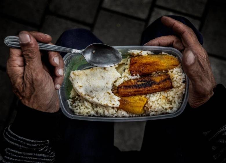 Son muchos los colombianos que prefieren llevar sus alimentos al trabajo. Foto: Camilo Suárez Echeverry