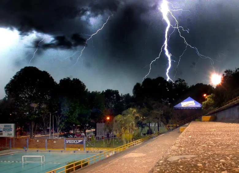Imagen de referencia de un rayo caído en Antioquia. FOTO: EL COLOMBIANO