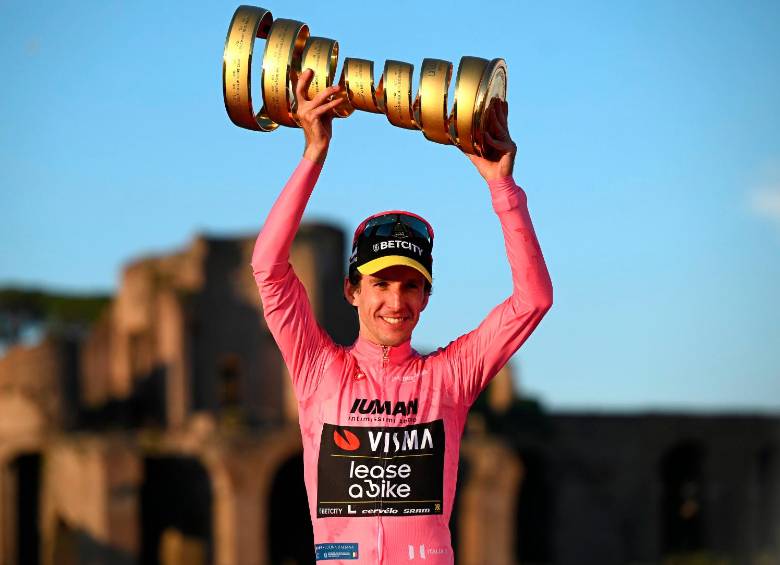 Simon Yates conquistó su segunda carrera de tres semanas al vencer en el Giro-2025. Antes se impuso en la Vuelta a España-2018. FOTO GETTY