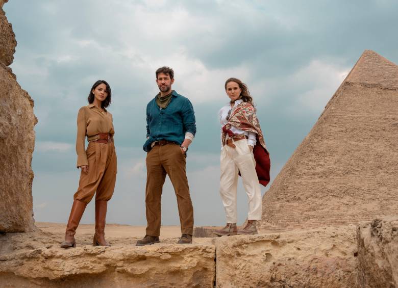 Eiza González, John Krasinkski y Natalie Portman en La fuente de la juventud. FOTO Cortesía Apple TV+