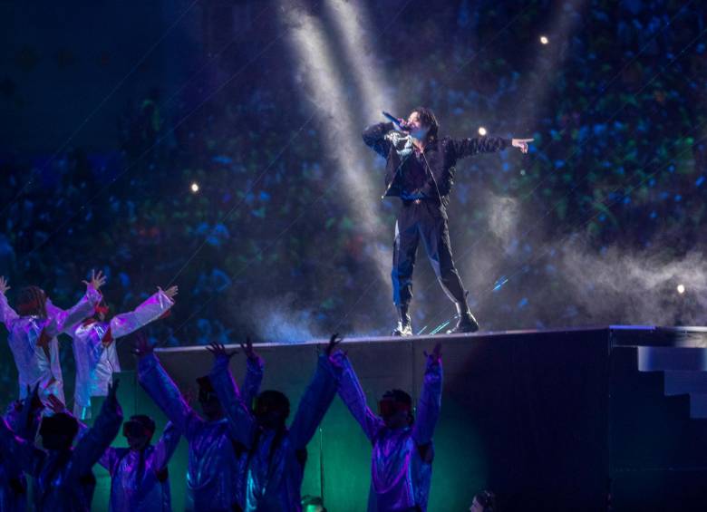 Jungkook, uno de los siete miembros del conocido grupo surcoreano BTS, interpretó ‘Dreamers’, uno de los himnos oficiales de este primer Mundial en un país árabe, junto al cantante catarí Fahad Al-Kubaisi. Foto Juan Antonio Sanchez