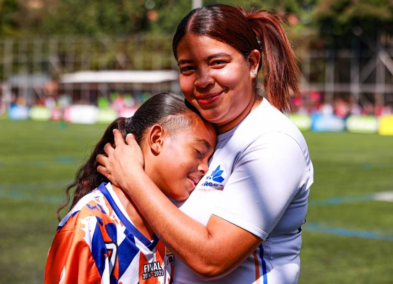 Juan Pablo Higuita junto a su madre Nallyve Suaza, quien lo acompaña en su segunda participación en el Babyfútbol. FOTO: Manuel Saldarriaga