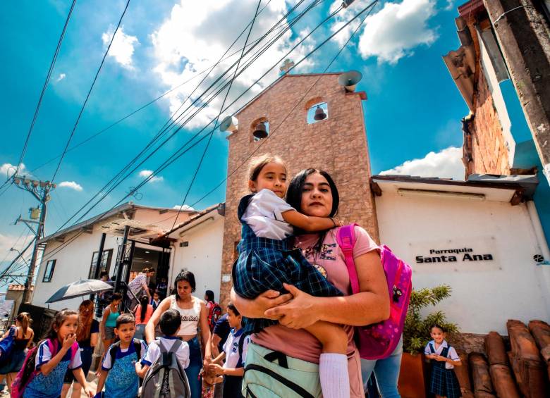 Alcaldía dejó tirados a estudiantes en la comuna 13 y ni responde por los servicios públicos de las sedes que los albergan