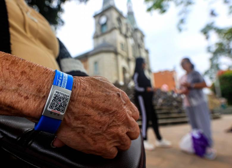 Varios de los adultos mayores de La Estrella muestran los brazaletes médicos con el código QR integrado que les ha entregado la Alcaldía Hasta ahora se han entregado 3.000 a esta población. FOTO Manuel Saldarriaga