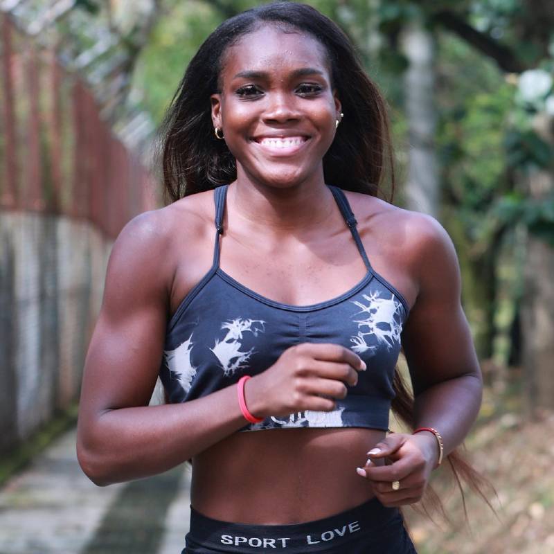 Tras derribar una marca mítica con un registro de 11,17 segundos, la velocista María Camila Maturana apunta ahora a los grandes escenarios de Europa. Se entrena por estos días en la Universidad de Antioquia. FOTO Manuel Saldarriaga
