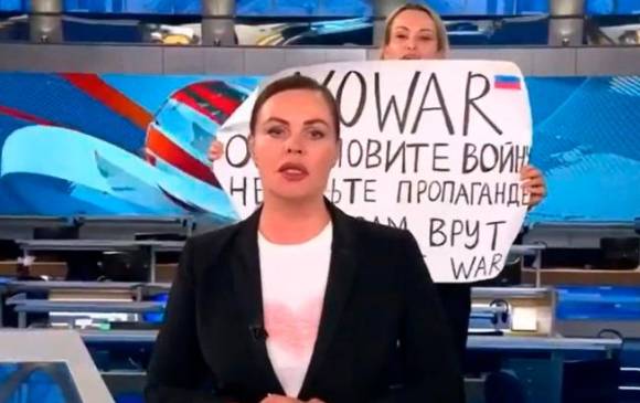 Mientras mostraba el cartel, Ovsianikova gritó “detengan la guerra” y “no a la guerra”. FOTO CAPTURA DE PANTALLA