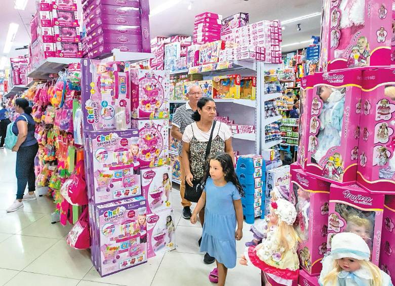 Ya la Navidad decora las ventas de los comerciantes de Medellín