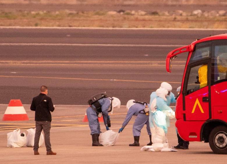 Equipos médicos y autoridades sanitarias supervisaron la evacuación de pasajeros del crucero Hondius en Tenerife tras la alerta mundial generada por varios casos de hantavirus. FOTO: AFP.