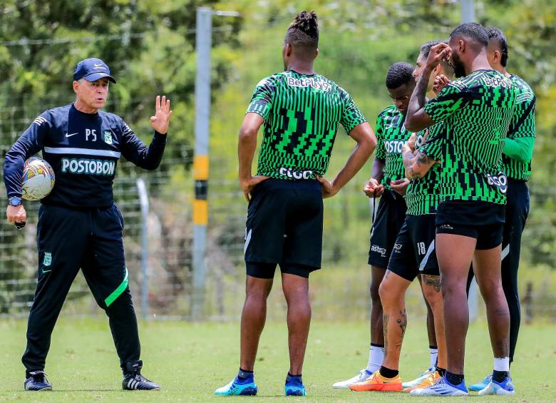 A Pedro Sarmiento se le vio muy activo en su primer día como técnico interino de Atlético Nacional. FOTO Jaime Pérez