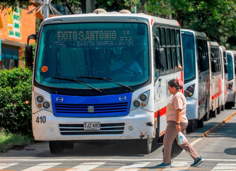 Los costos operativos del transporte público, la disminución de pasajeros y el incremento de los insumos de los vehículos hacen que este servicio cada vez sea menos viable. FOTO ESNEYDER GUTIÉRREZ