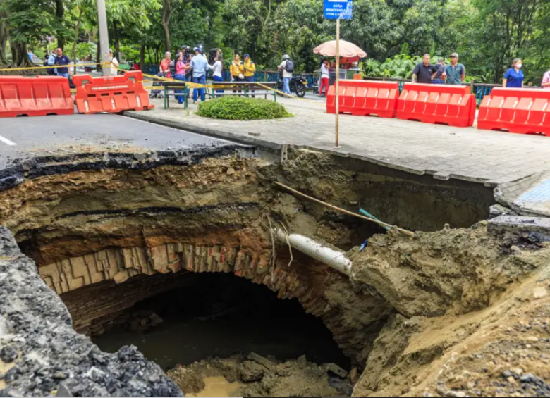 Así se veía el “cráter” de la avenida El Poblado antes de ser tapado. FOTO Camilo Suárez. 