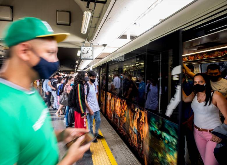 La autorización de andar por las calles sin tapabocas no incluye el metro, que es considerado un sistema cerrado donde hay aglomeración y cercanía. FOTO ANDRÉS CAMILO SUÁREZ