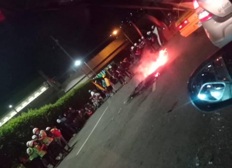 En la noche se presentaron bloqueos intermitentes en la glorieta de Niquia en ambos sentidos lo que provocó fuertes trancones. FOTO Denuncias Antioquia