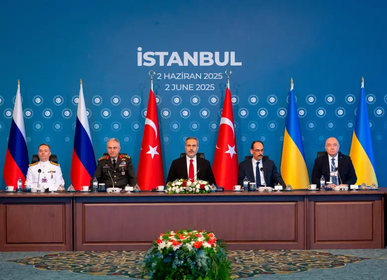 Delegaciones de Rusia y Ucrania se reunieron nuevamente en Estambul, esto tras tres años de guerra, siendo este uno de los mayores conflictos en Europa desde la Segunda Guerra Mundial. Foto: GETTY