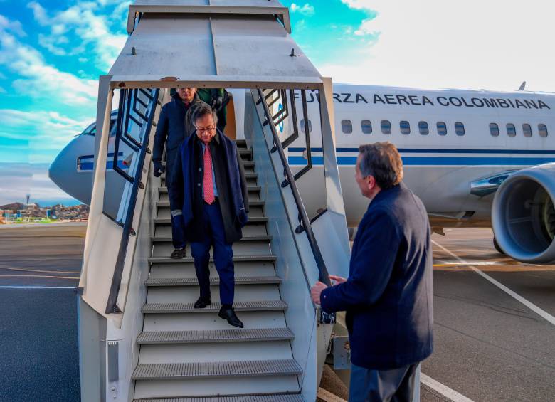 El presidente Petro habría tenido un contratiempo durante su viaje a Medio Oriente, tras hacer una escala técnica en el aeropuerto de Barajas, Madrid. Las empresas que brindan este servicio serían de EE. UU. FOTO PRESIDENCIA