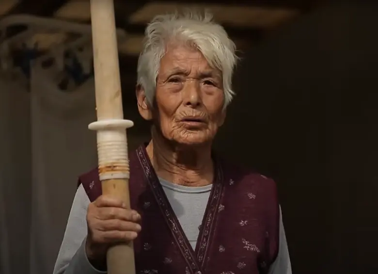 Ella es la señora Yogena Shigue y tiene más de 100 años. FOTO: Captura de video - <i>Viajes Insólitos</i>.