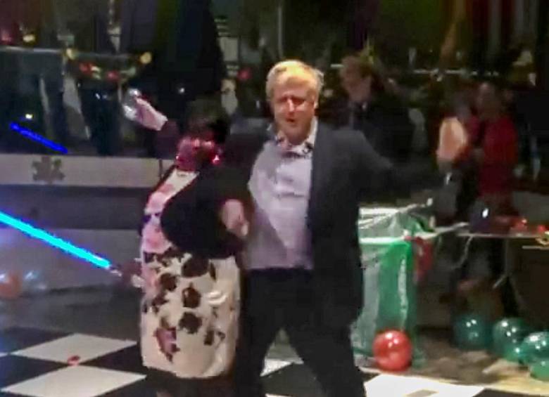 Boris Johnson en una de las fiestas que convocó para la Navidad de 2020, en medio de la pandemia. FOTO Tomada de redes