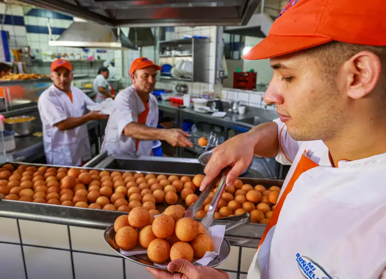 El cliente puede comprar un buñuelo por $1.200. FOTO Manuel Saldarriaga