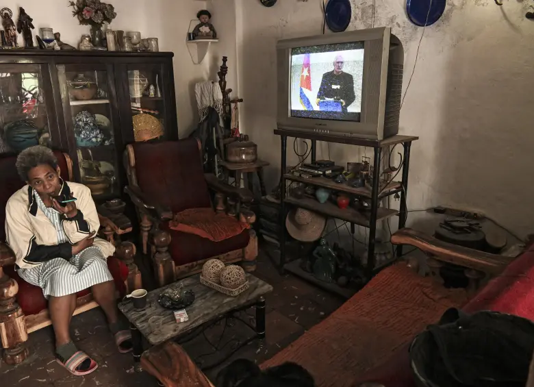 Una mujer escucha al presidente de Cuba, Miguel Díaz-Canel, hablar en la televisión nacional desde su casa en La Habana el 5 de febrero de 2026. Aquí se anunció que el régimen de la isla está dispuesto a entablar diálogo con Estados Unidos, pero no bajo presión. Foto: Yamil Lage / AFP