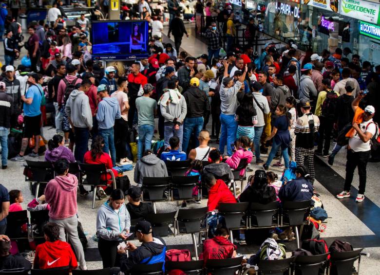  Migrantes hacen fila en la Terminal del Norte buscando tiquete. FOTO: JULIO CÉSAR HERRERA