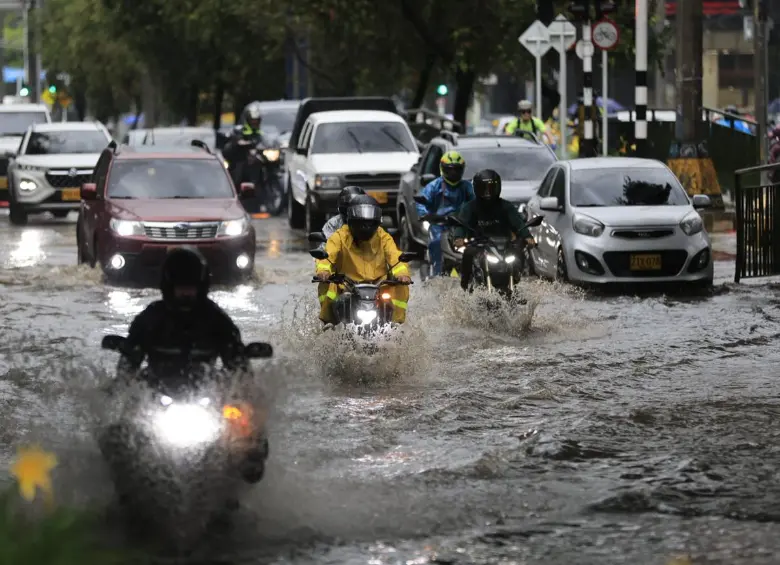Un fuerte aguacero azotó Medellín y varios municipios del Valle de Aburrá, dejando reportes de granizo. FOTO: Camilo Suárez, EL COLOMBIANO