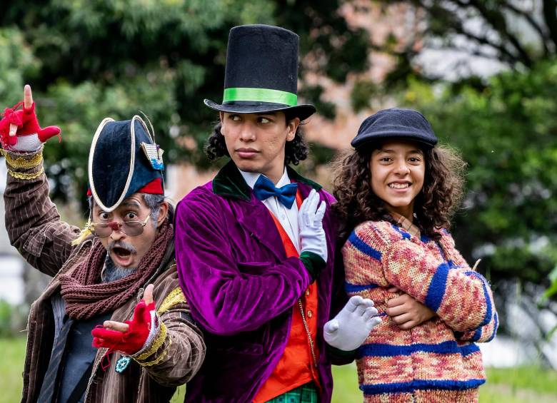De izquierda a derecha: Yony Ruiz, David Rivera y matias Quintero, los protagonistas del montaje de Charlie y la fábrica de chocolates, la función de teatro musical organizada por Broadway Medellín. FOTO Jaime pérez 