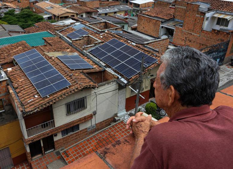 Un vecino del sector La Estrecha observa los paneles solares instalados. FOTOS MANUEL SALDARRIAGA