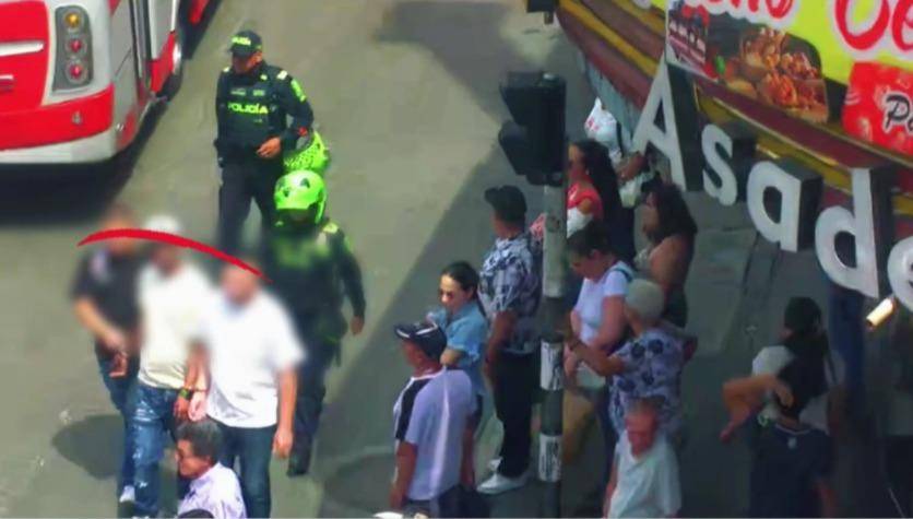 Momento de la captura de los tres hombres que suplantaron a agentes de la Sijín: FOTO: Cortesía