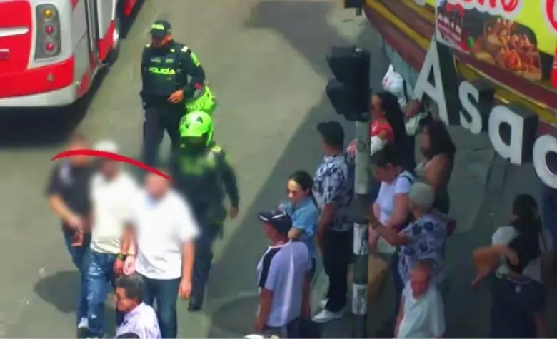 Momento de la captura de los tres hombres que suplantaron a agentes de la Sijín: FOTO: Cortesía