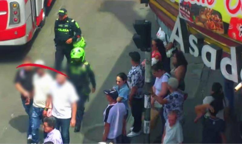 Momento de la captura de los tres hombres que suplantaron a agentes de la Sijín: FOTO: Cortesía