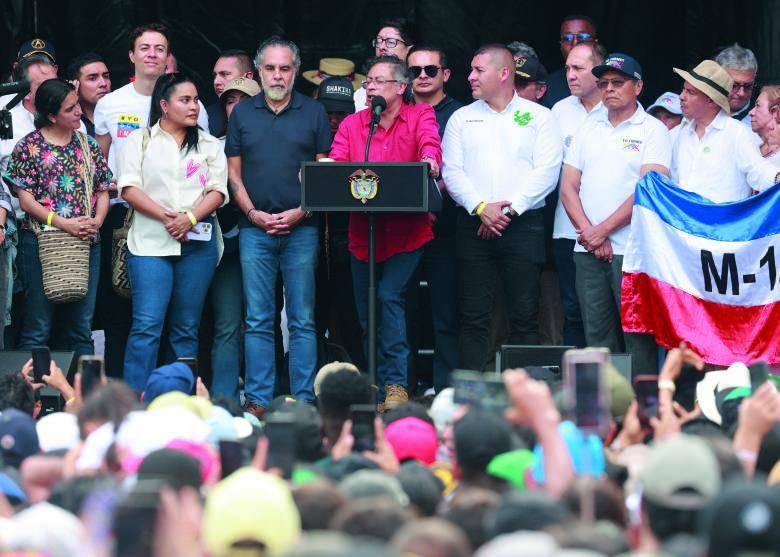 Desde la tarima, al presidente Petro lo acompañaron los ministros Armando Benedetti y Antonio Sanguino, además del exalcalde de Medellín, Daniel Quintero Calle. FOTO: Manuel Saldarriaga