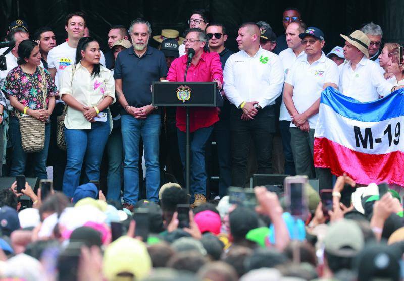 Desde la tarima, al presidente Petro lo acompañaron los ministros Armando Benedetti y Antonio Sanguino, además del exalcalde de Medellín, Daniel Quintero Calle. FOTO: Manuel Saldarriaga