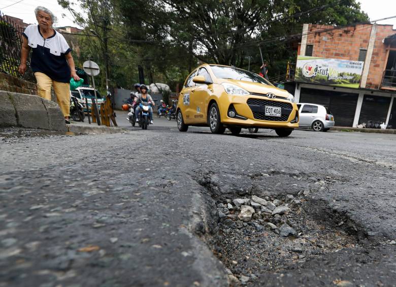 En todo Medellín, incluido sus cinco corregimientos, es notorio el deterioro de la malla vial, causando, inclusive, accidentes de tránsito. FOTO: MANUEL SALDARRIAGA