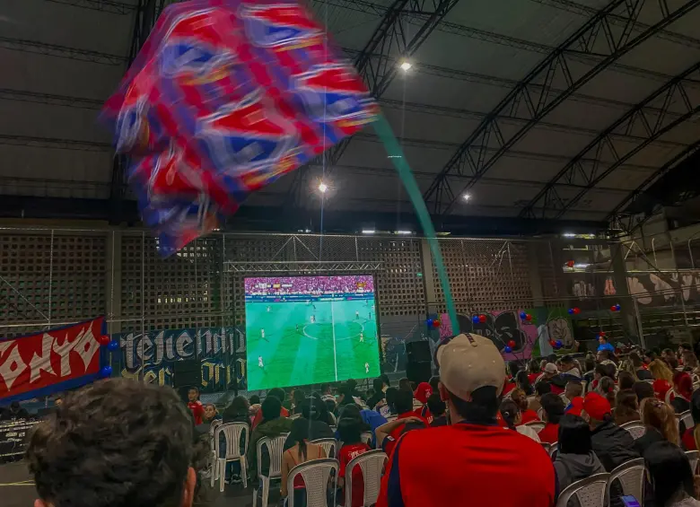 En todas las comunas de la ciudad se pusieron pantallas gigantes para que los hinchas vieran el juego.