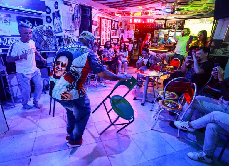 Parada del tour Destino Sonoro en el bar El Jibarito, que incluyó demostración de baile de ‘Mondongo’, uno de los encargados del lugar. Foto Manuel Saldarriaga. 