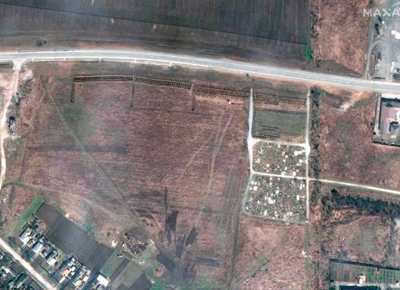 Esta es la imagen satelital de lo que podría ser la fosa común en Mangush (en el área de Mariúpol). FOTO EFE