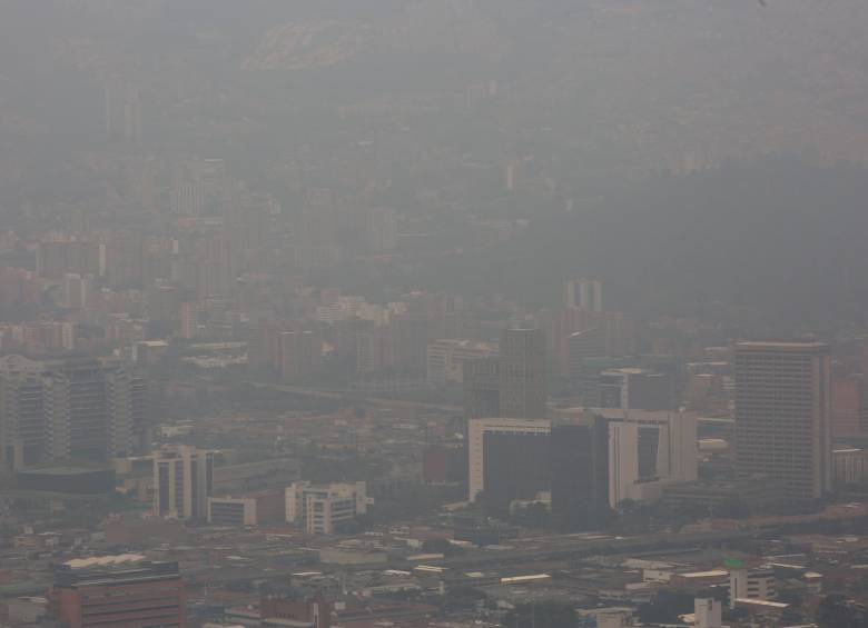 Cada año, entre los meses de marzo y abril, en Medellín se decreta la Emergencia ambiental, atribuida a las tormentas de arena en el Sahara y, obviamente, a la emisión de gases. . Foto Edwin Bustamante