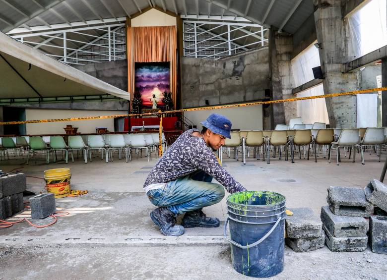 Así luce el templo de San Pío X en Itagüí, luego de tres años de trabajos ya hay nuevos muros y un nuevo techo, luego de que una falla estructural dejara en ruinas la vieja iglesia en 2018. FOTO Jaime pérez