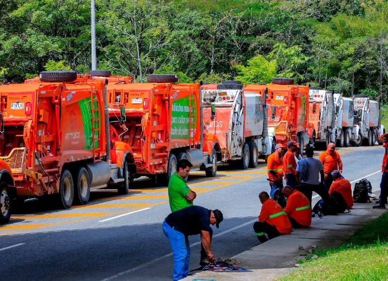 Los carros chorreaban lixiviado sobre la vía mientras esperaban la reapertura. FOTO: Jaime Pérez. 