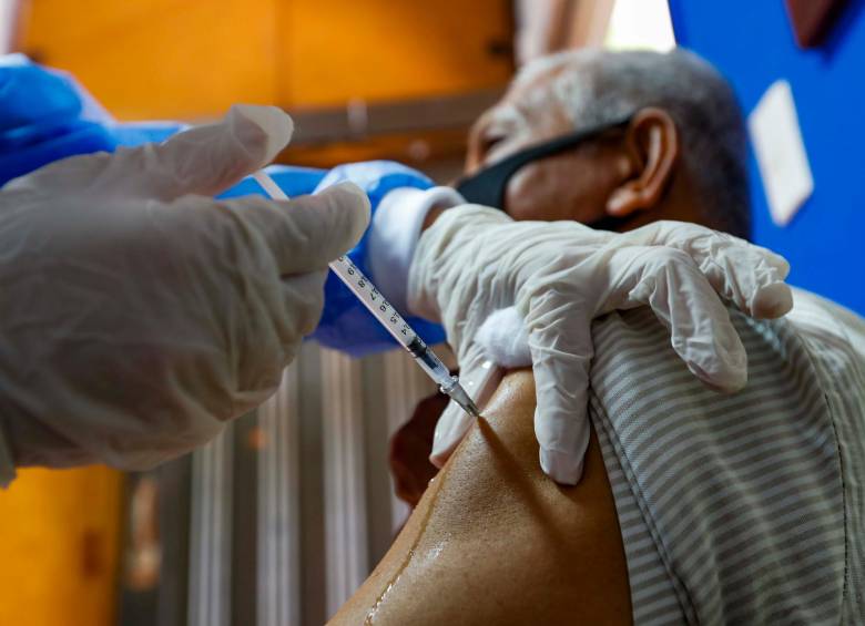 Habitantes de la tercera edad de los barrios Aranjuez, Santa Cruz y Popular son y serán atendidos por personal de la salud durante el fin de semana. Foto: Manuel Saldarriaga Quintero. 
