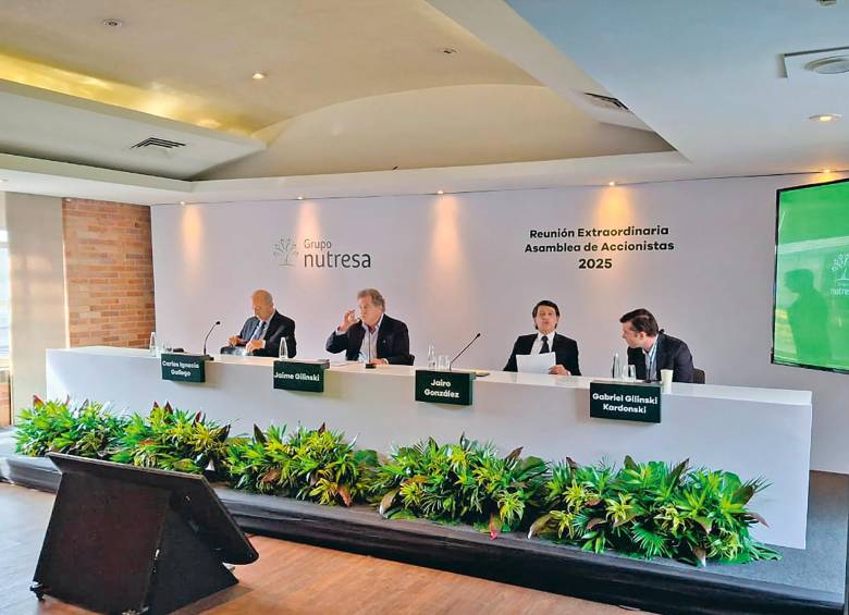 Jaime Gilinski (segundo de izquiera a derecha) encabezó la asamblea extraordinaria de accionistas de Grupo Nutresa. FOTO EL COLOMBIANO