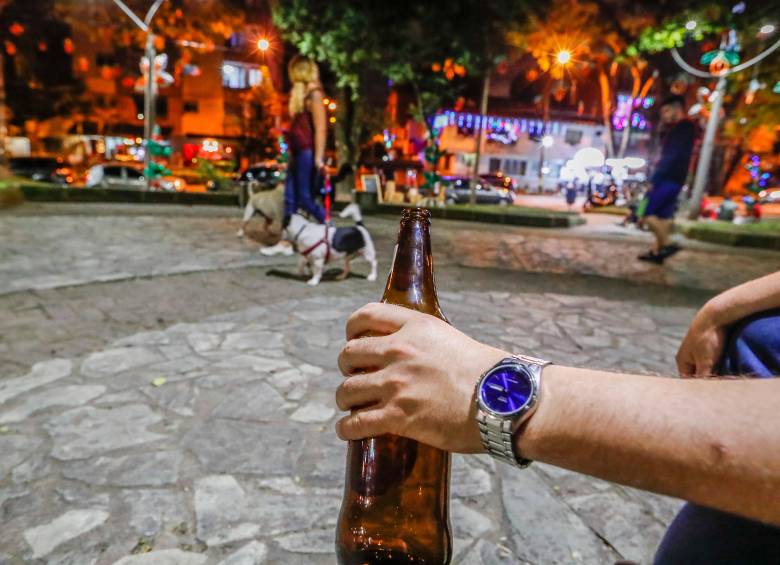 Los expertos desaconsejan el consumo de licor en parques infantiles y en zonas de deporte. Foto: EL COLOMBIANO