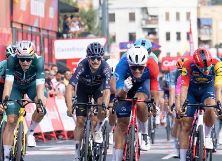 Tronchon sorprendió en el embalaje y se impuso ante Magnus Cort y Thibau Nys. FOTO @lavuelta