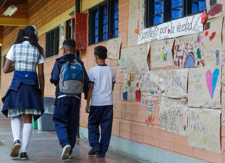 Los estudiantes más pequeños del Ángela Restrepo y los más grandes del Antonio José Bernal empezaron a construir un proceso alrededor del Informe final. FOTO manuel saldarriaga y alcaldía de medellín