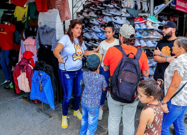 Contrario a lo que sucedía en otras partes de la ciudad, en el Centro de la Moda los clientes escaseaban, la situación tiene preocupados a los vendedores del sector. FOTO: Jaime Pérez.