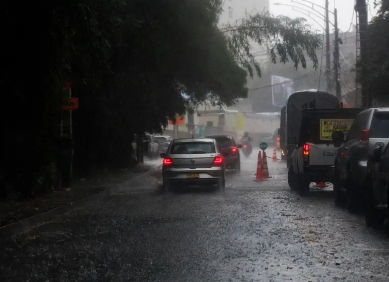 Equipos de emergencia atienden deslizamientos en San Antonio de Prado tras intensas lluvias y caída de granizo. FOTO EL COLOMBIANO. 