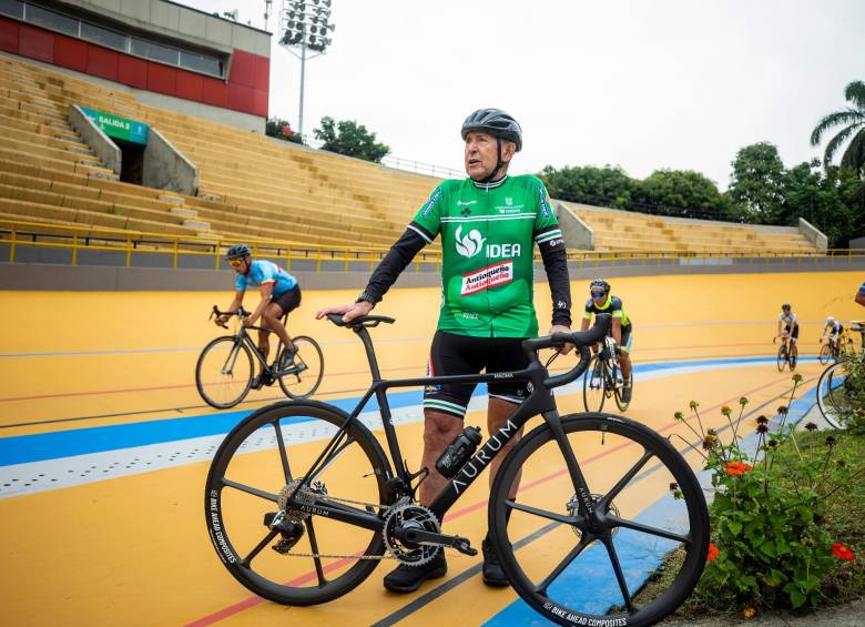 En el velódromo de Medellín, que lleva su nombre, Martín Emilio Cochise Rodríguez es admirado por las promesas de este deporte. Además de pedalear brinda consejos. FOTO CAMILO SUÁREZ